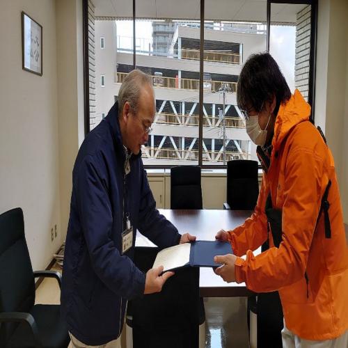 石川県七尾市職員へ、魚沼市長からのお見舞い文書を渡している写真